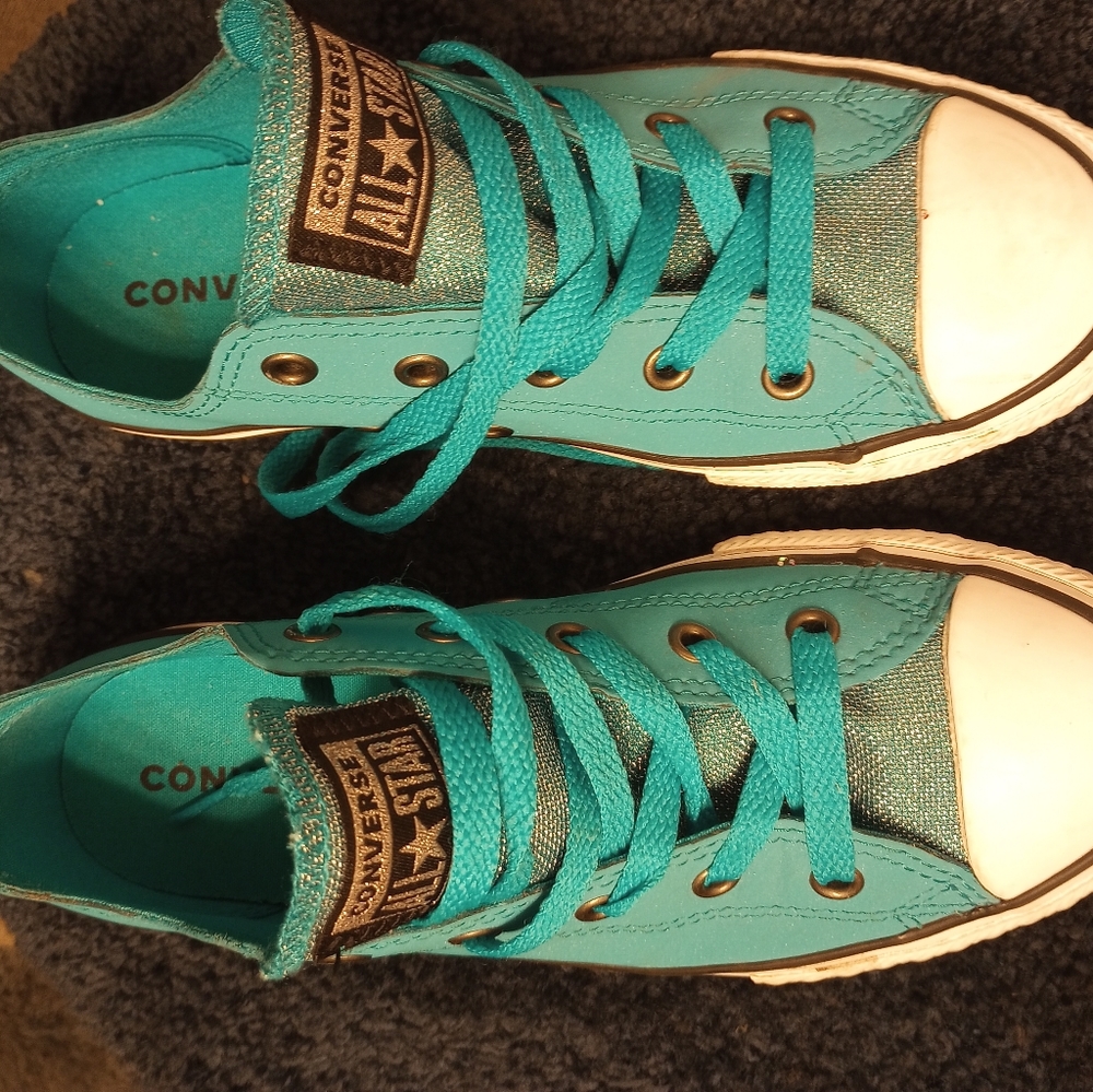Girls converse. Terquiose and sparkles.